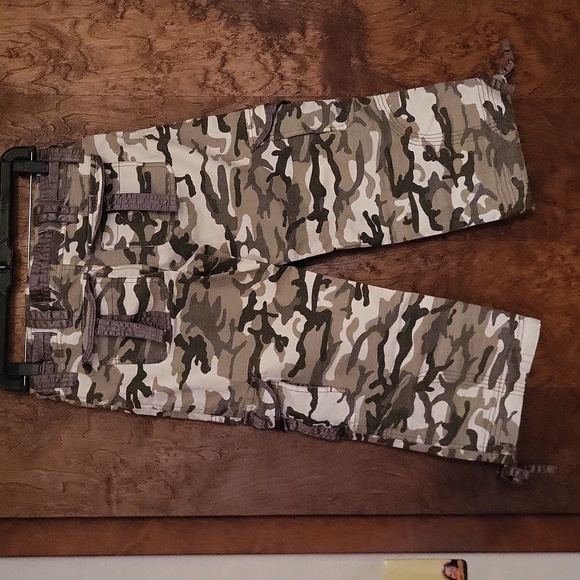 Younique camouflage capri pants 1 - Picture 2 of 11